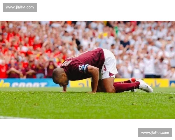 海布里 20 周年致敬！阿森纳第三客场球衣奶白鎏金复刻经典，环保材质续写传奇